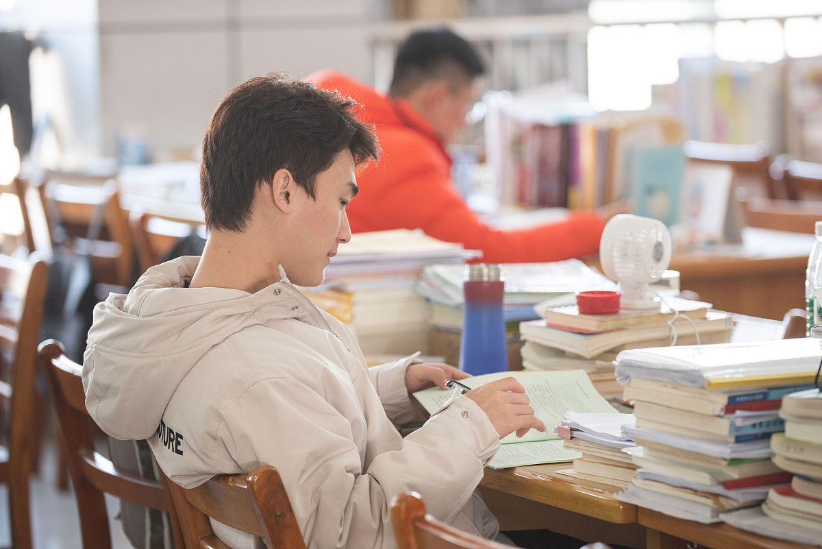 优秀毕业生评价：学习刻苦，独立思考，积极参与，综合素质高