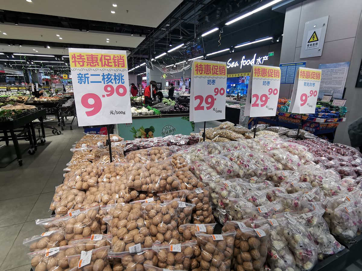 2021年2月2日,北京,顾客正在一家超市选购商品.