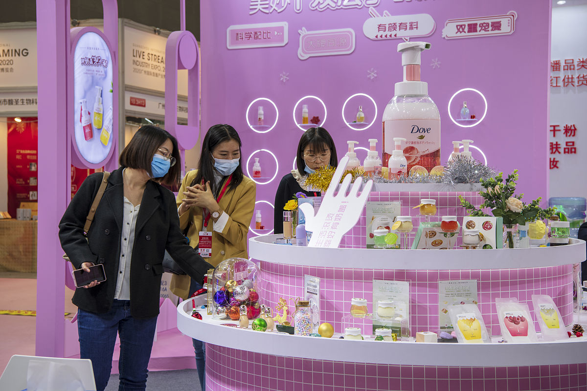 百万级美妆主播乐怡小乖乖：从“大烂脸”到冻龄护肤专家