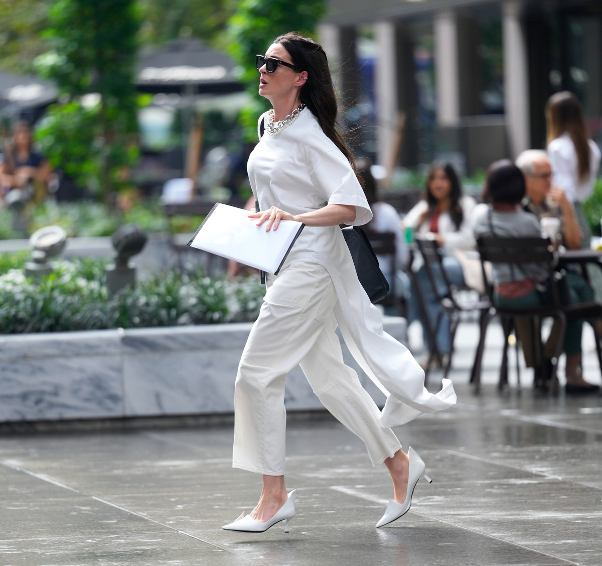 撰写一篇夏日穿搭文案关键词：裤子亲肤透气时尚百搭简洁有型