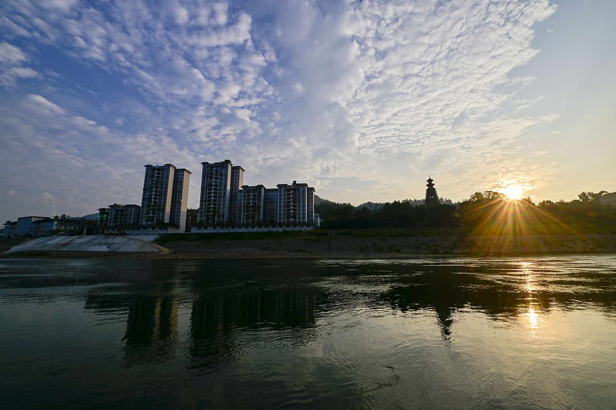 2021年8月1日,在贵州省从江县拍摄的朝霞美景.