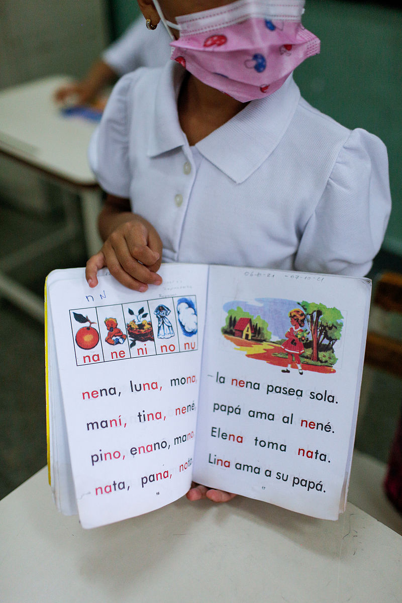 请取一个文创产品的英文名，目标用户主要是15-25岁的女性，主要产品是纸本、笔、贴纸等，并解释它的中文含义