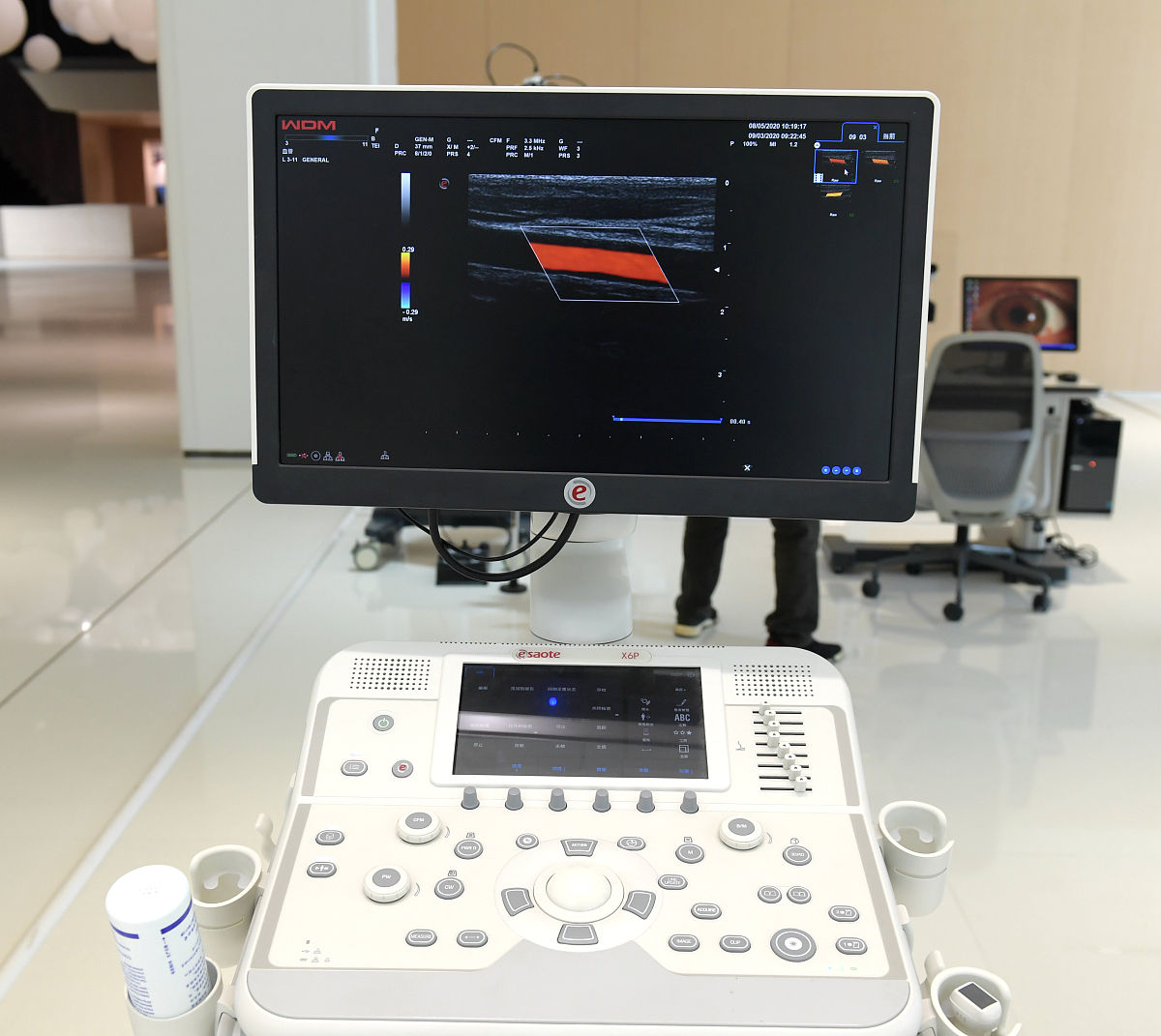 按照SCI论文要求润色：Later they used two TmHoGdVO4 crystals under the same cooling condition and successfully delivered a cw output power of 205 W at 205 μm while maintaining an M212