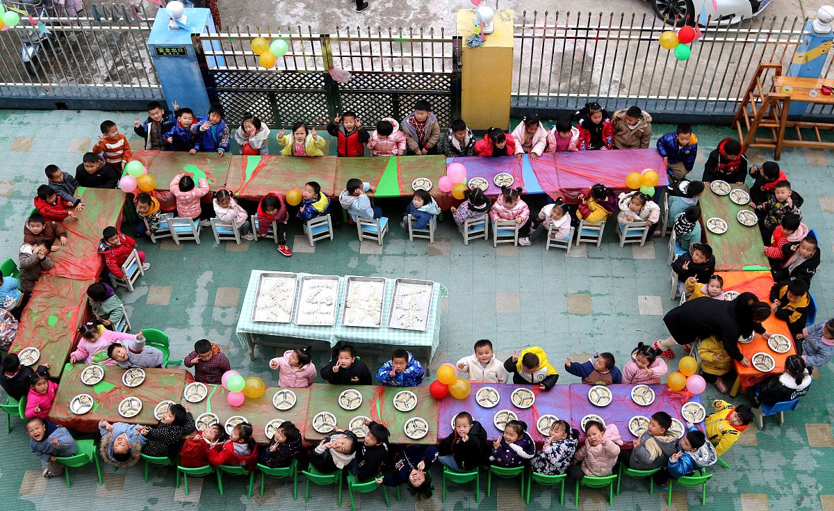 重庆幼师学校学前教育与幼师的差异：全面、个性化与专业素养