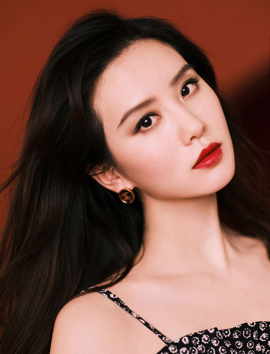 <strong>2</strong>021年3月31日,刘诗诗参加2021时尚芭莎年度人物派对前拍摄的一组写真