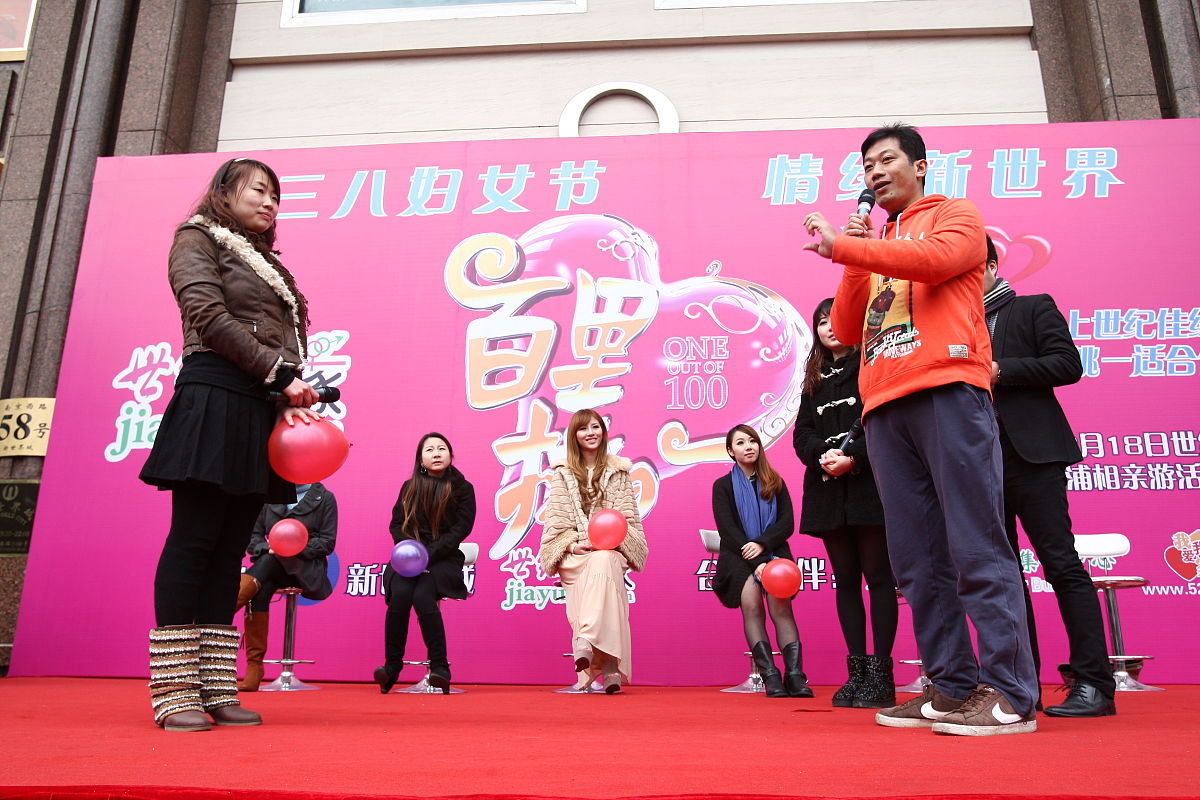 2012年03月08日,上海,当天是"三八"妇女节,新世界城门口别出心裁地搭