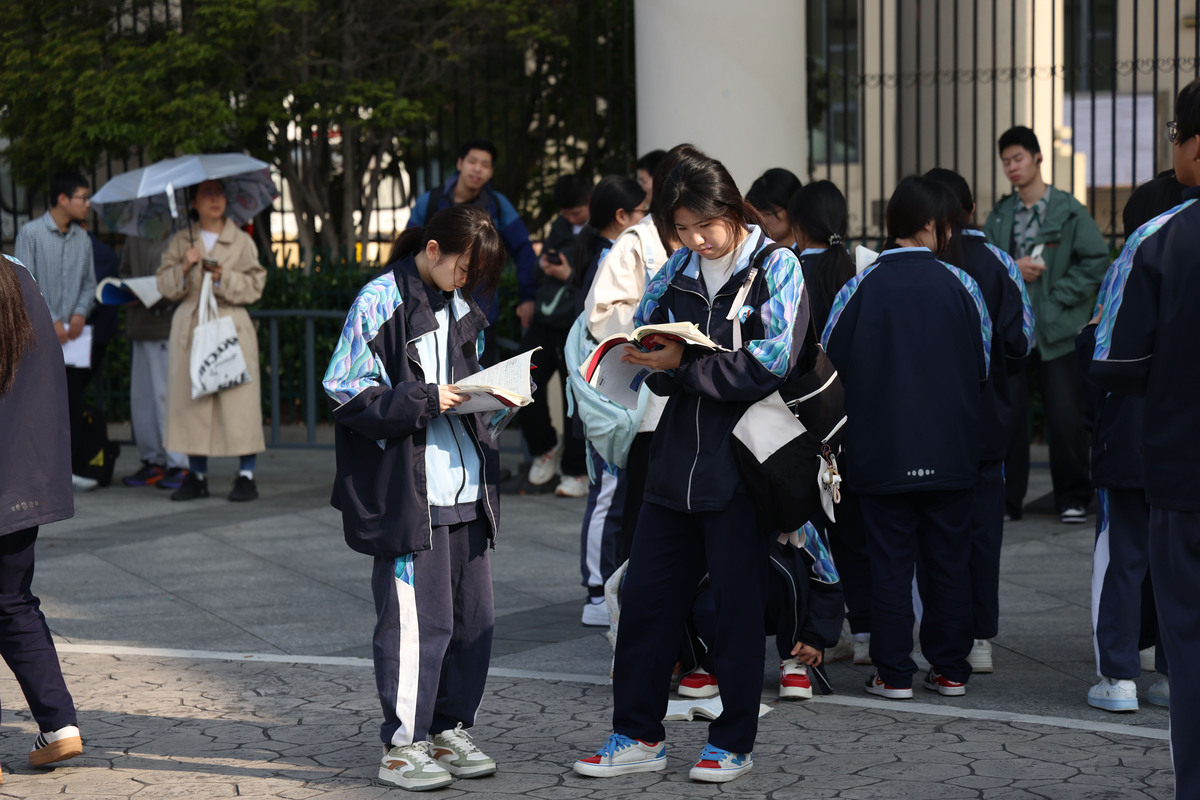 2026年4月19日,浙江宁波,考生进考场前抓紧看考试资料.