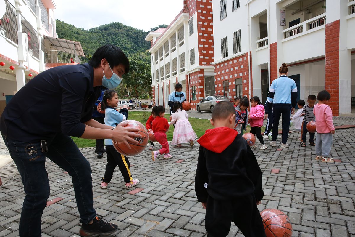 宜宾东方职业技术学校招生对象：高中毕业生、在职人员等