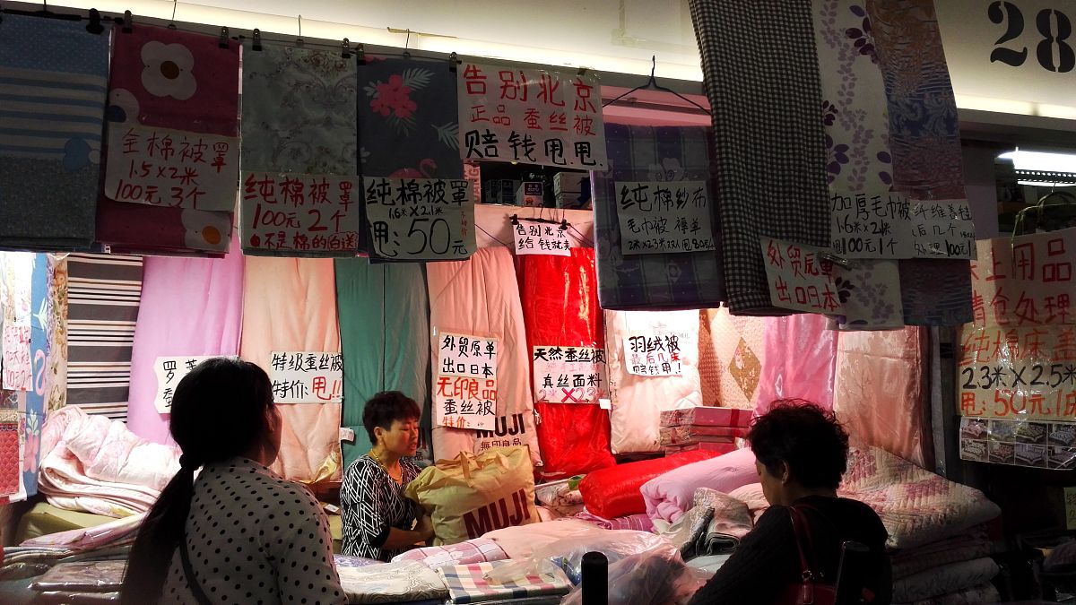 2018年9月26日,北京西城官园批发市场闭市前几天,商家大幅打折甩货,购