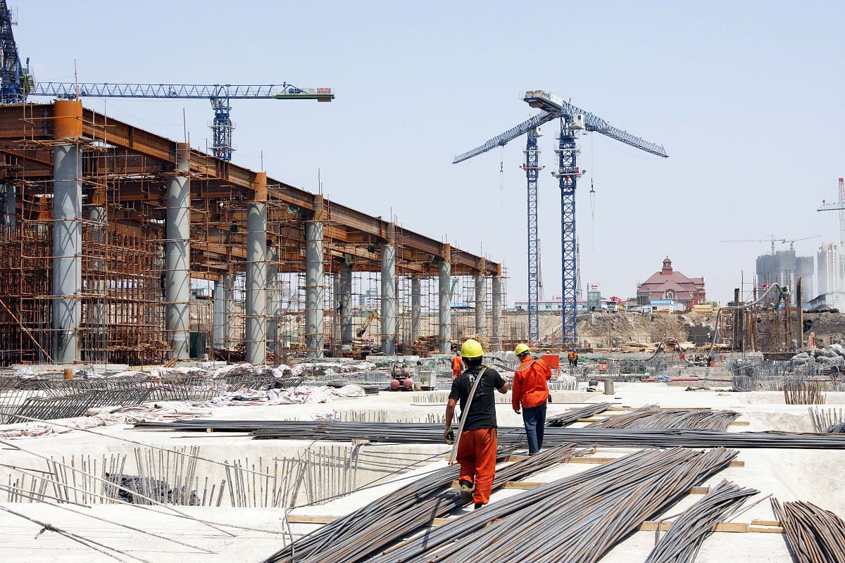 2010年5月12日,天津西站改扩建工程施工现场中铁二十局,中铁8局等施工