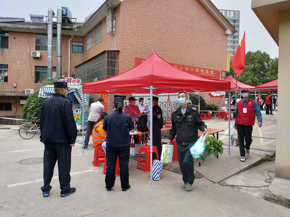 2021年5月18日,安徽六安,志愿者在裕安区小华山街道天盈星城小区为居