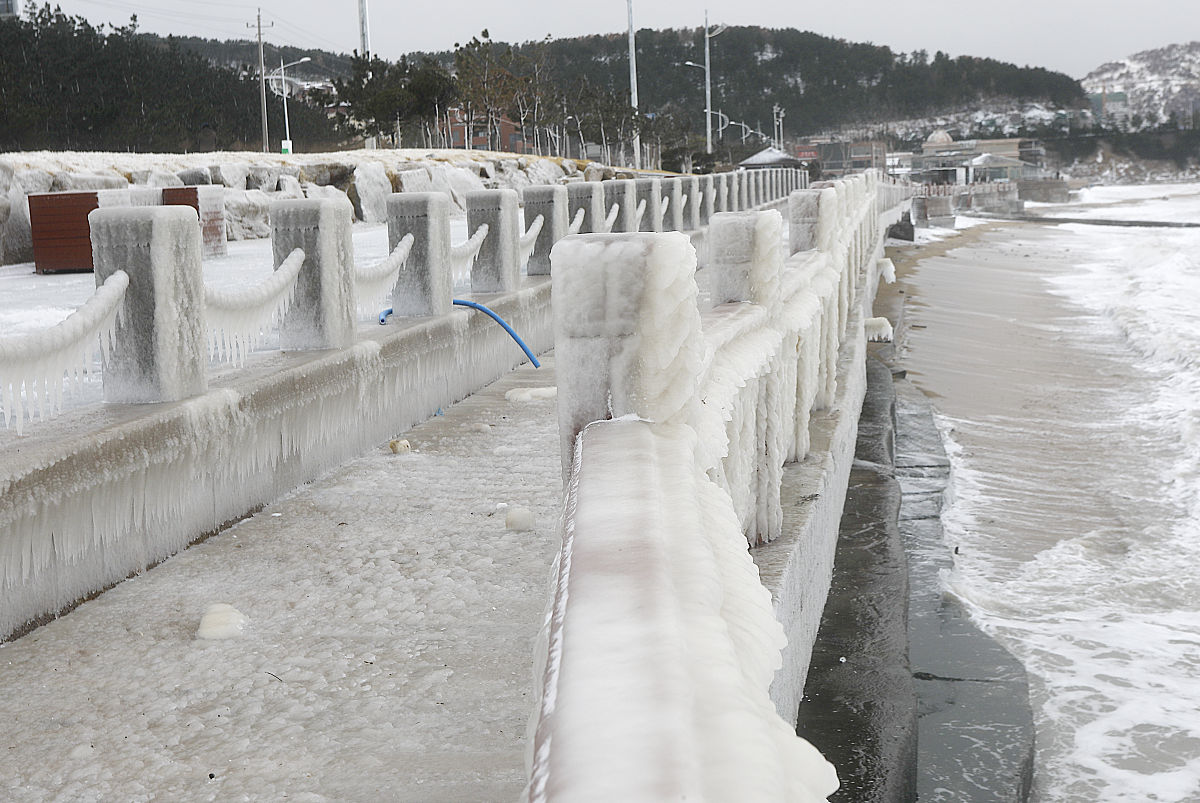 2020年12月30日,山东威海葡萄滩海水浴场海边栈桥出现冰凌景观,晶莹剔