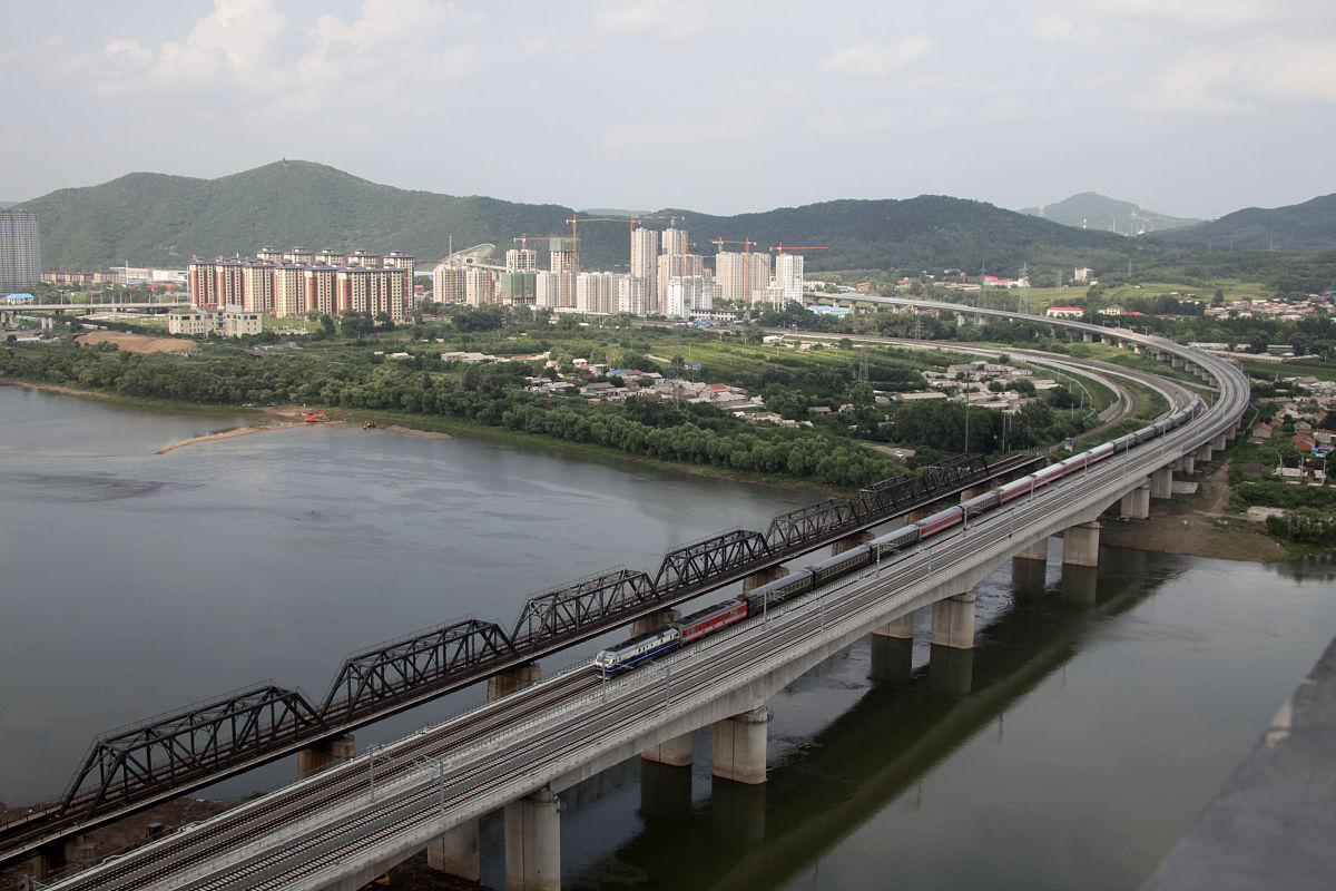 2015年8月8日,吉林省吉林市,一列列火车驶过松花江铁路特大桥.