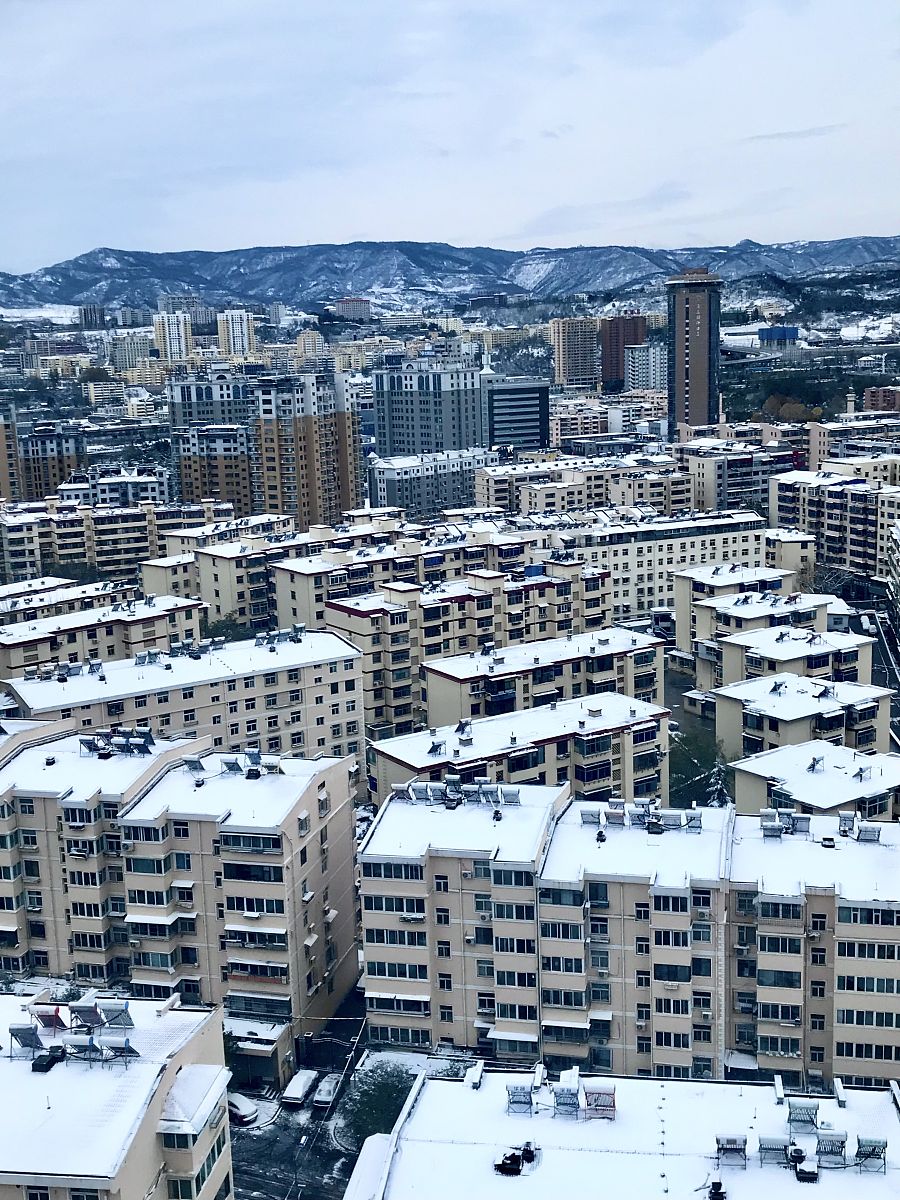 2021年11月7日,山西阳泉,被雪覆盖的建筑群.