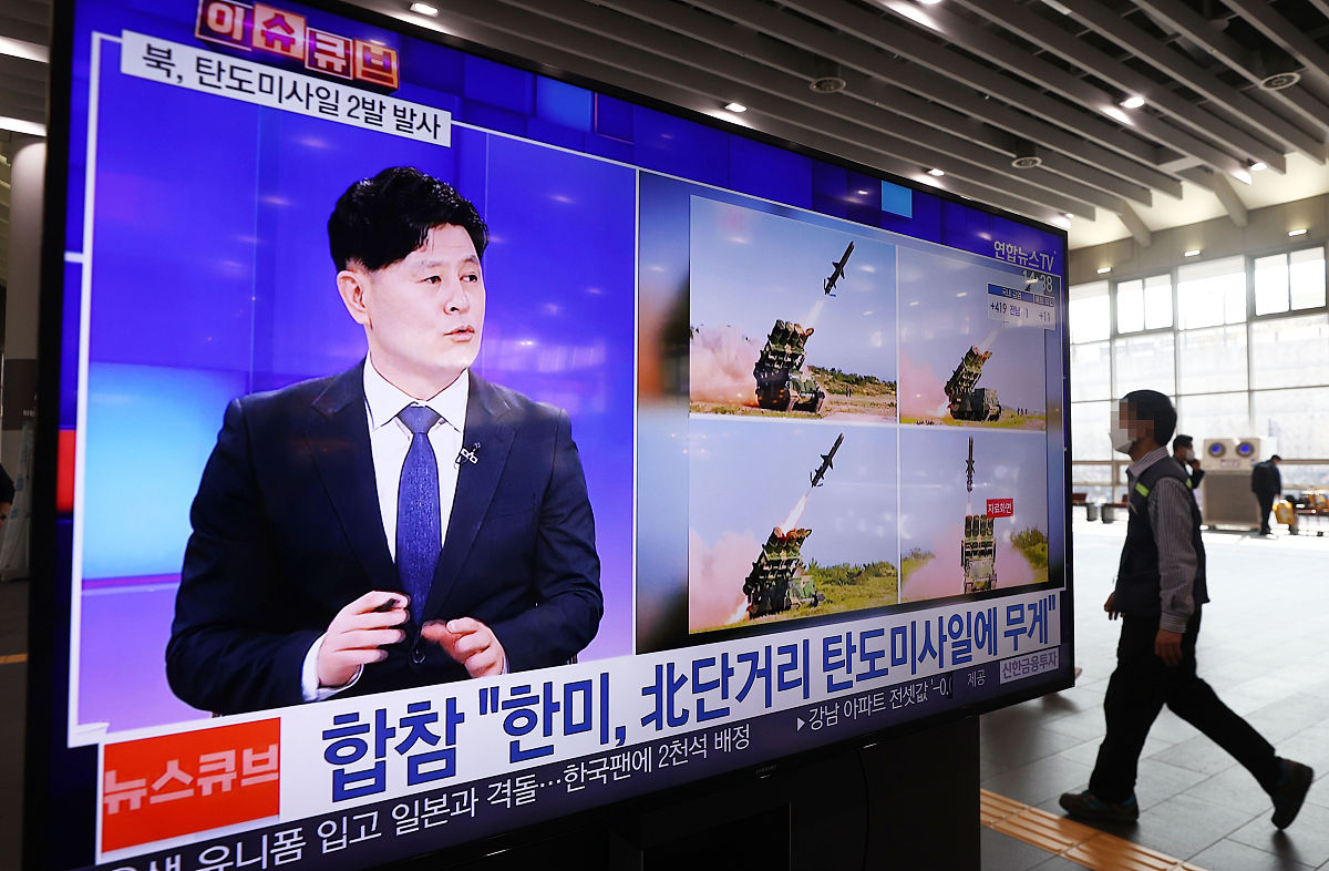 韩国首尔,首尔候车室的电视在播放有关朝鲜发射不明飞行物的相关<strong>新闻</strong>