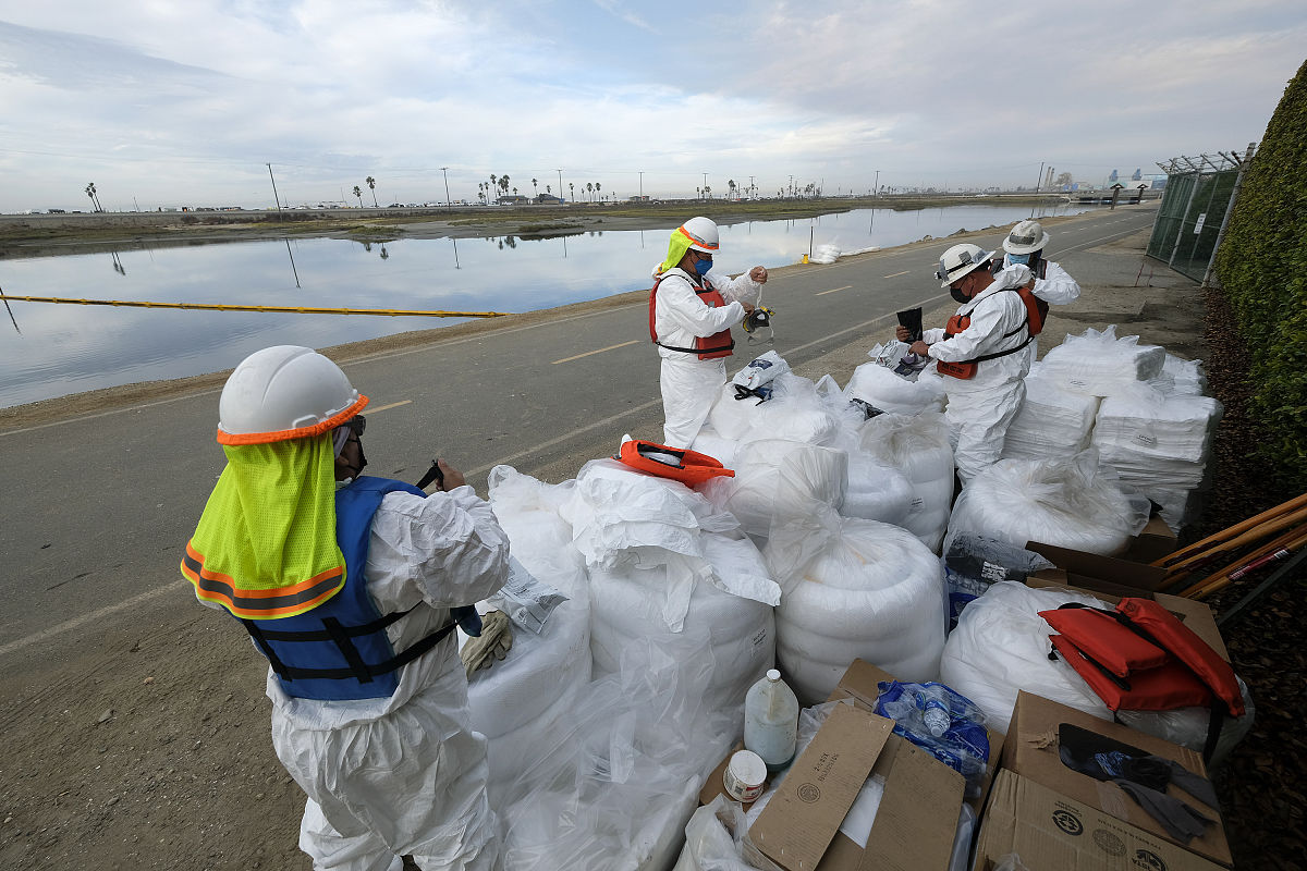 当地时间2021年10月4日,美国加州,美国南加州海岸发生石油泄漏事故,清