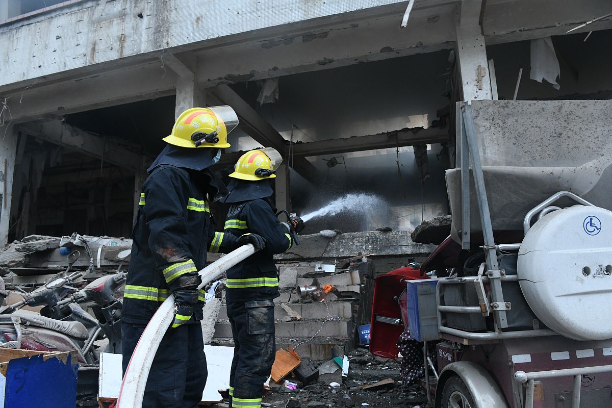 请同学们围绕一个安全事故如宁夏燃气爆炸事故描述事故的起因经过结果以及针对此次事故你的感想和启示。要求：字数300-400左右。十篇左右