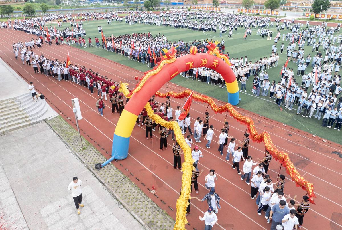 激情四溢！[学校名称]校级运动会圆满落幕