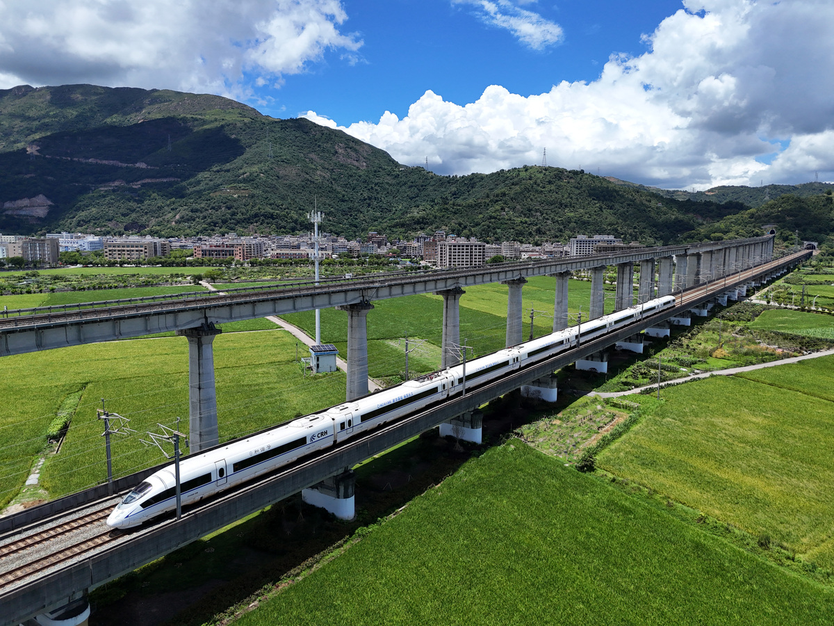 兰新、贵广、南广三条高铁今日开通，西部地区发展迎来新机遇