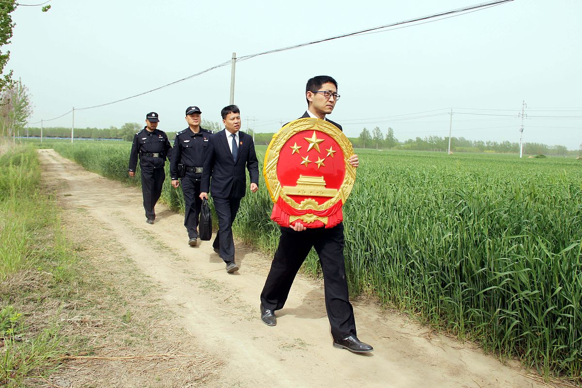 土地纠纷打架了派出所怎么处理。要求：写一篇500字左右的文章不能出现电话。