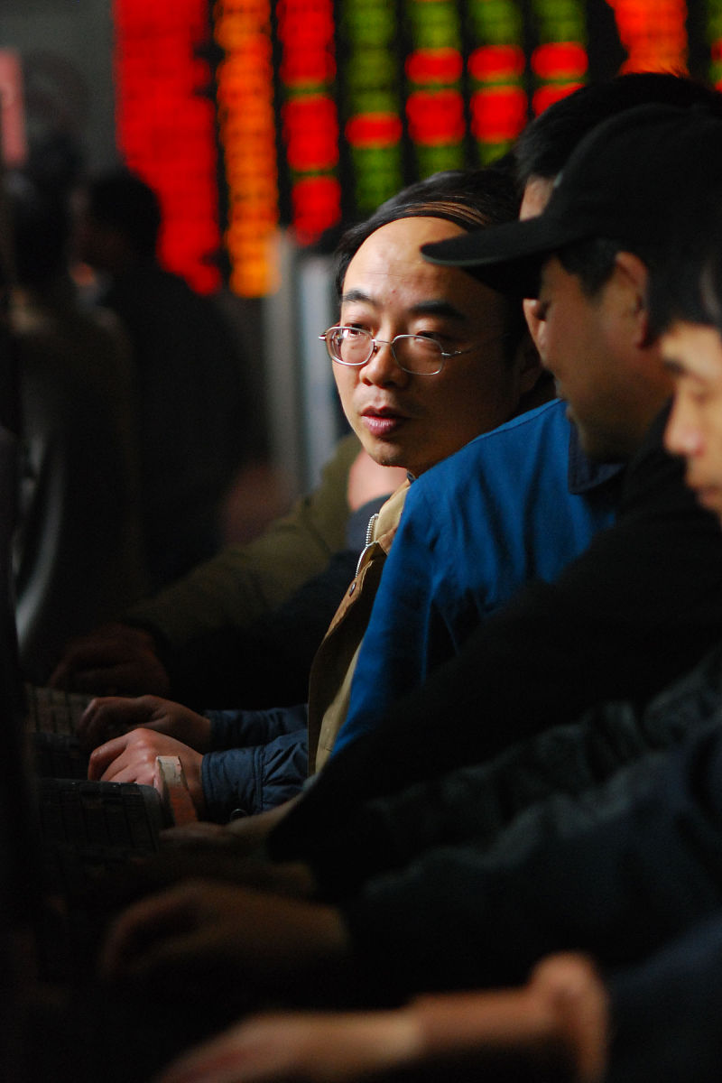 2009年4月24日,股民在江苏淮安中投证券股份有限公司观看股市行情,进