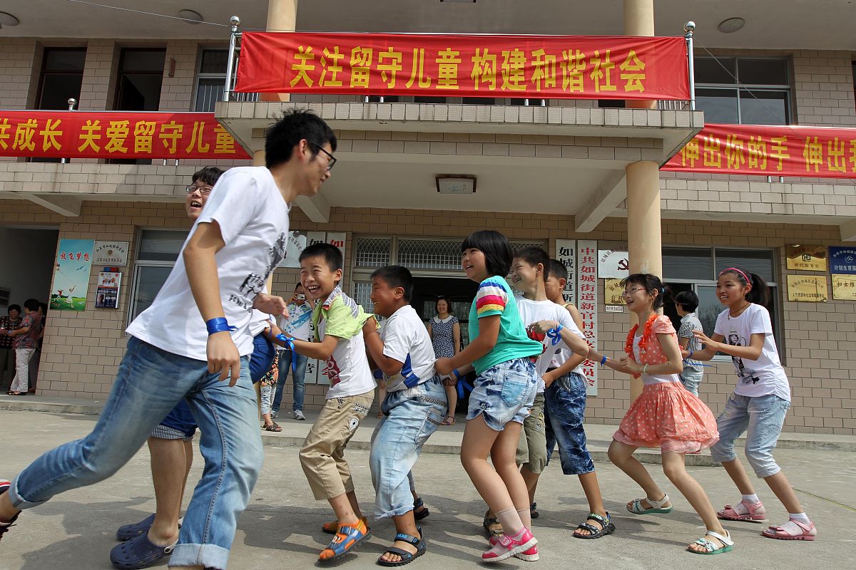     2014年7月10日,江苏省如皋市如城街道新官村儿童友好家园举行七彩