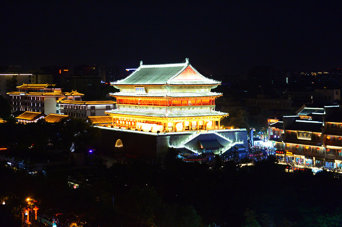 2019年7月7日,西安,钟楼在白天和夜晚呈现出不一样的魅力.