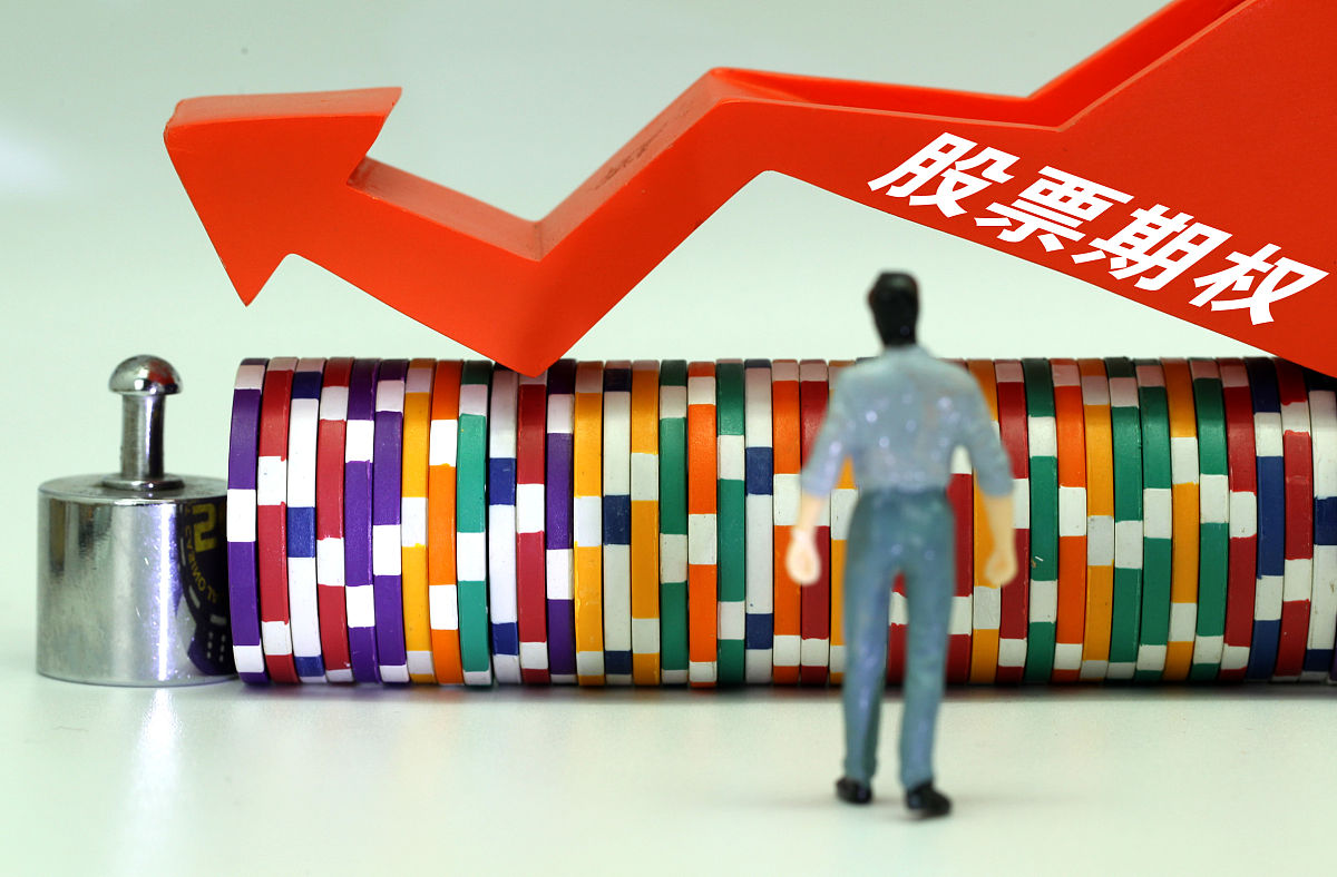 改写下面这段话，使其语义更丰富：较高的股价崩盘风险会显著增加权益资本成本,但是债务资本成本却几乎不会受到股价崩盘风险的影响。