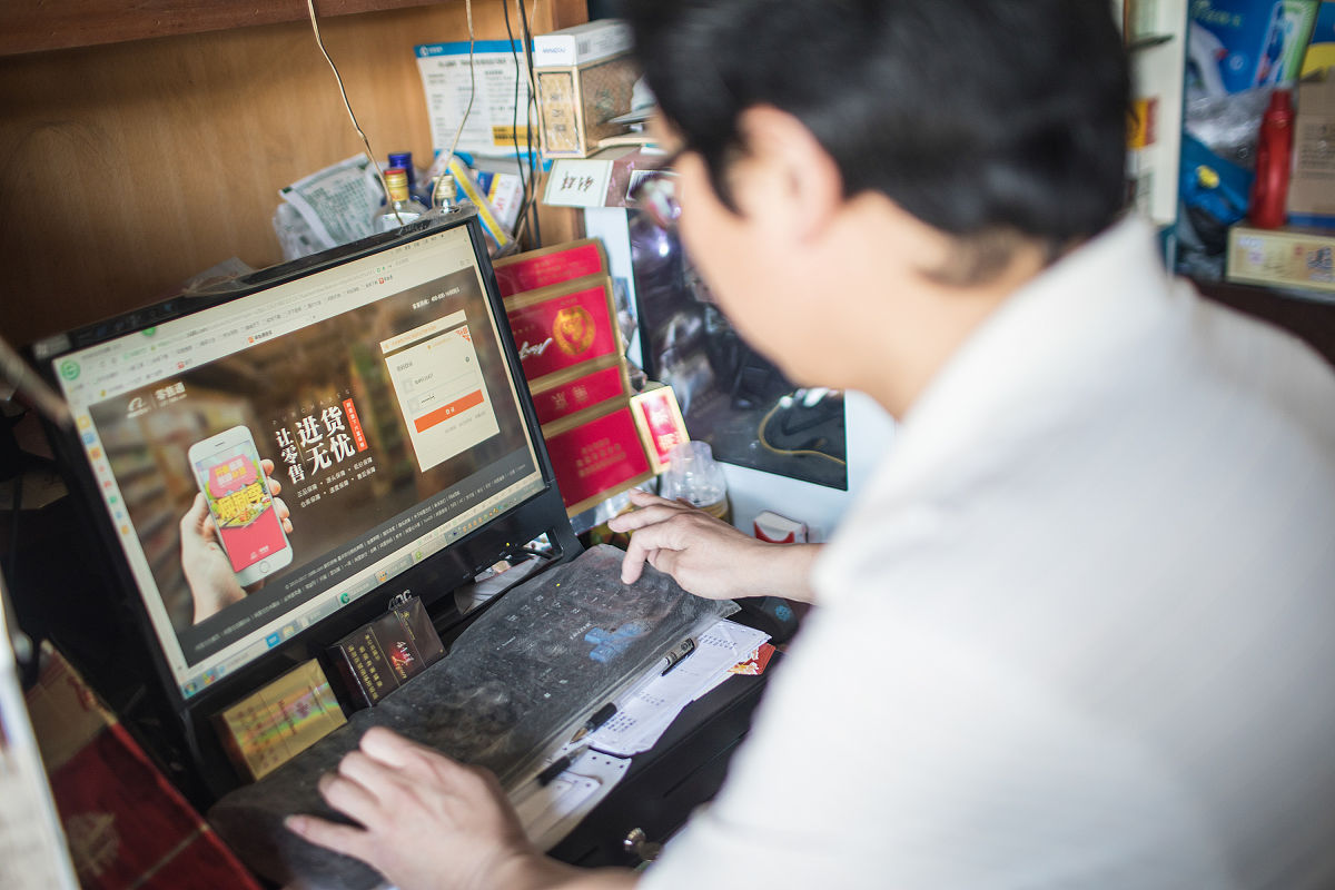 2019年6月4日,浙江省舟山市.只要动动手指,批发的商品就会由零售通的