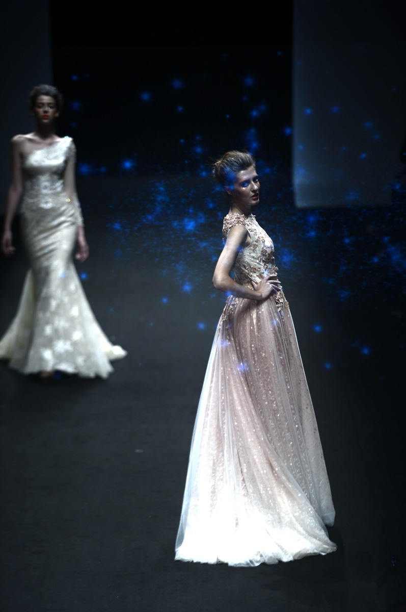 帮我写5条40字以内的晚礼服走秀文案