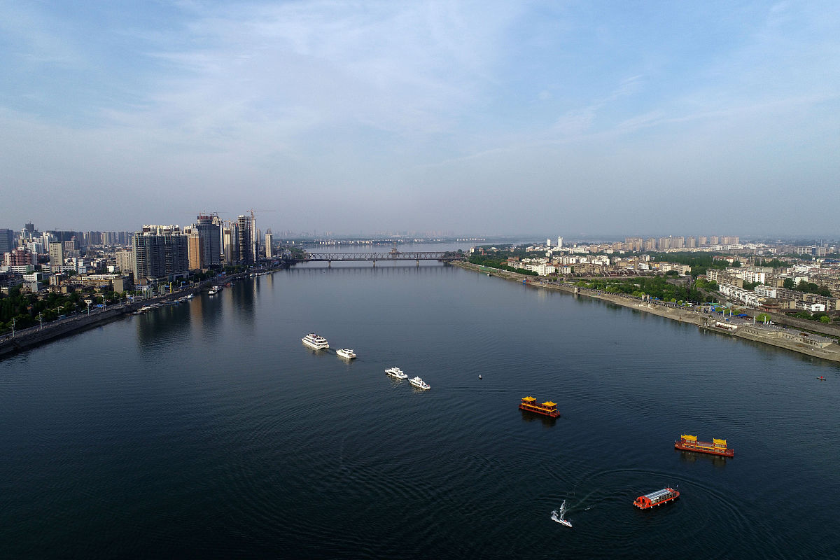 2018年4月26日,湖北襄阳,七艘游轮列队在汉江上巡游,场面蔚为壮观.