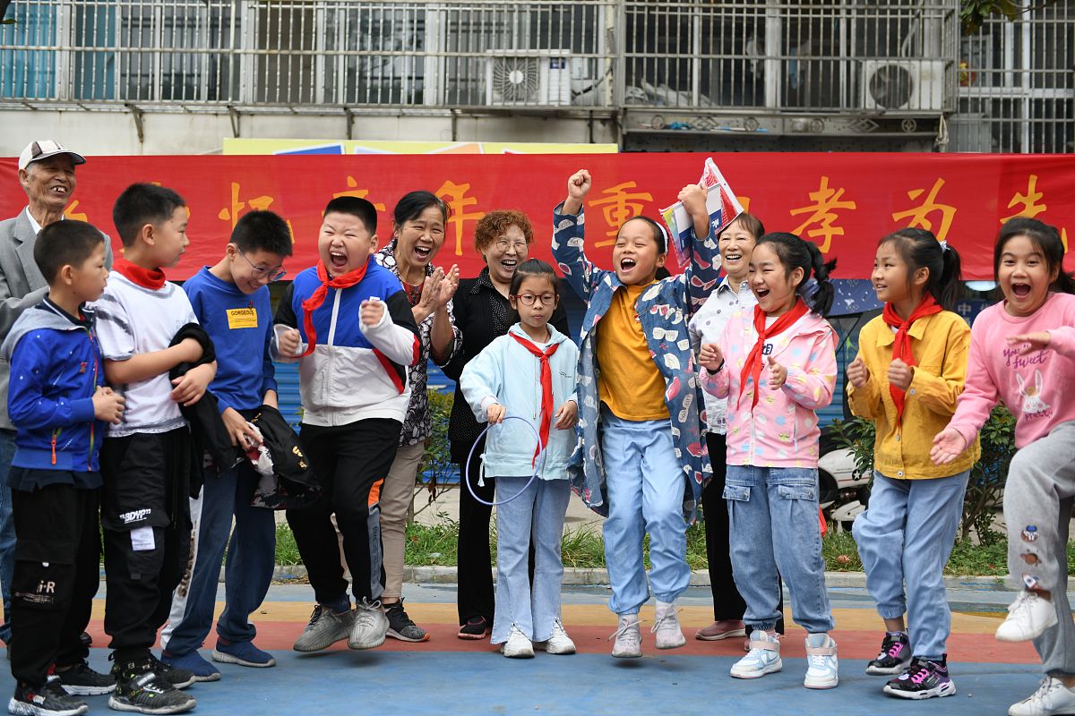 2021年10月11日,江苏常州白云小学,孩子们和社区老年居民共同体验传统