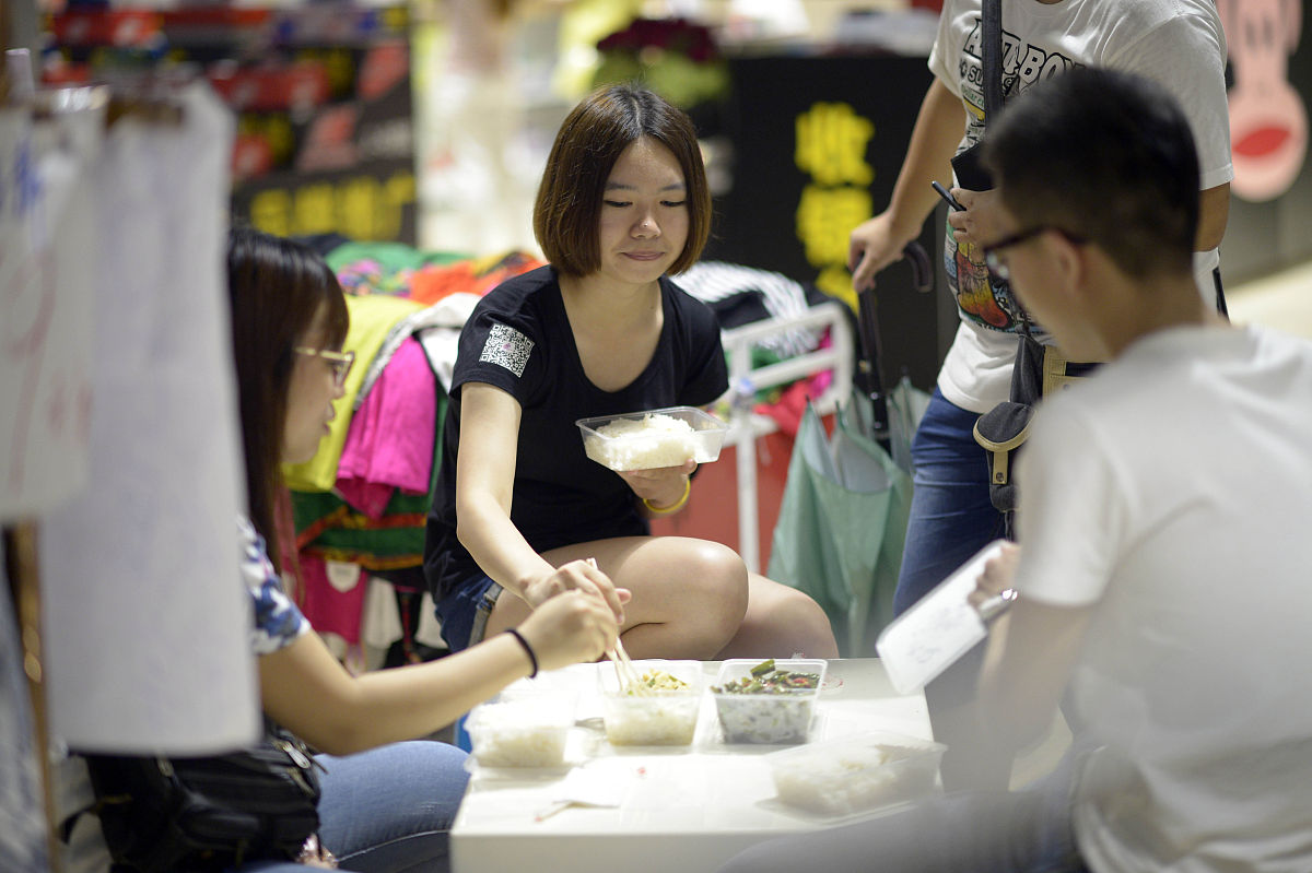 姐姐带妹妹逛夜市的高兴的对白