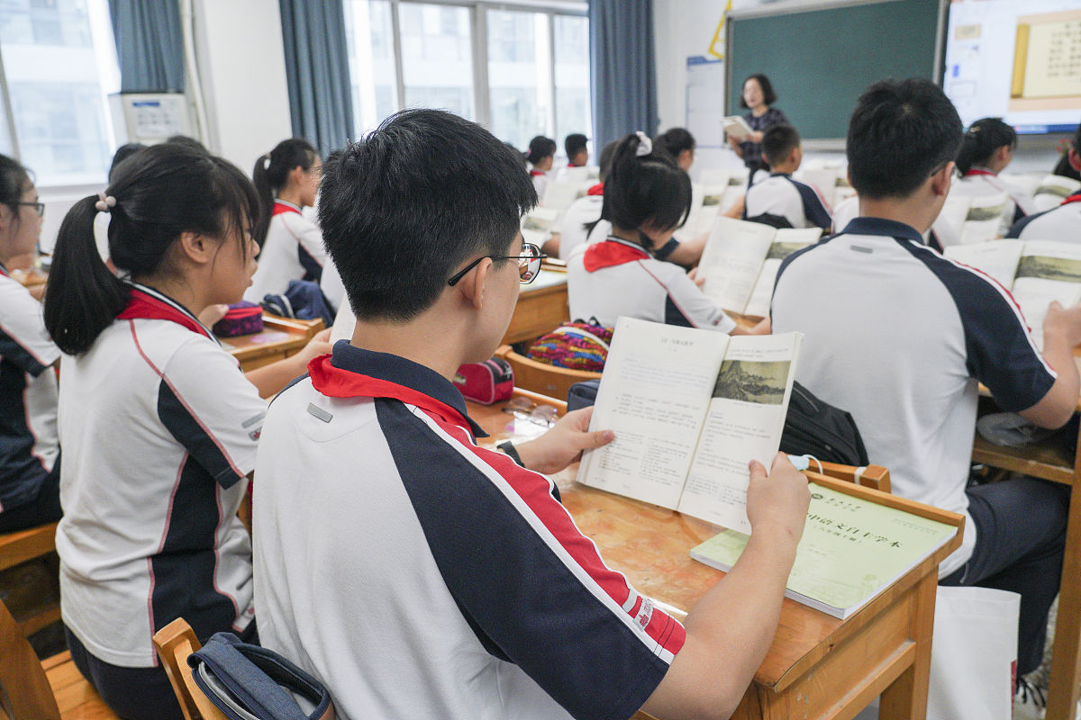 请为我一初中生的口吻写两篇学期自我回顾每篇300字