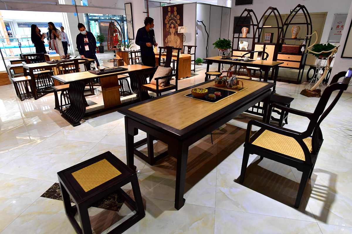 2020年11月6日,福建永安,展企业展示的各种竹制家具.
