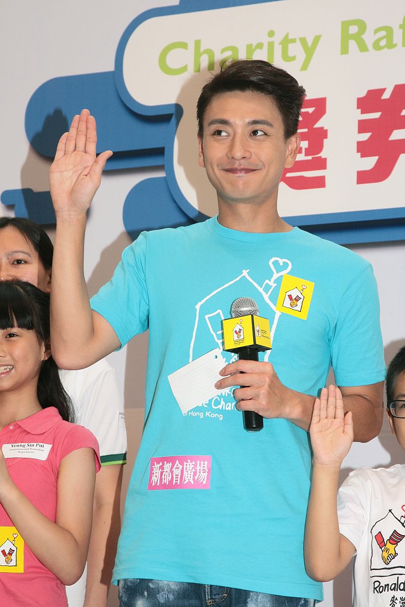 2013年<strong>7</strong>月6日,香港,明星出席麦当劳叔叔之家慈善奖券义卖日活动.