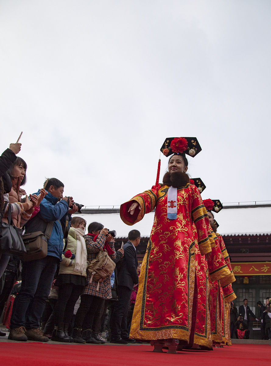  2016年11月12日,游客在吉林市满族博物馆与格格们喜过"颁金节".