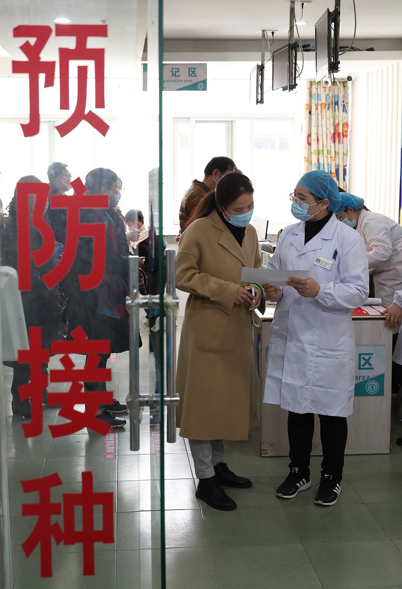 请以新冠疫情背景下为什么要控制医院感染为主体写一段论文