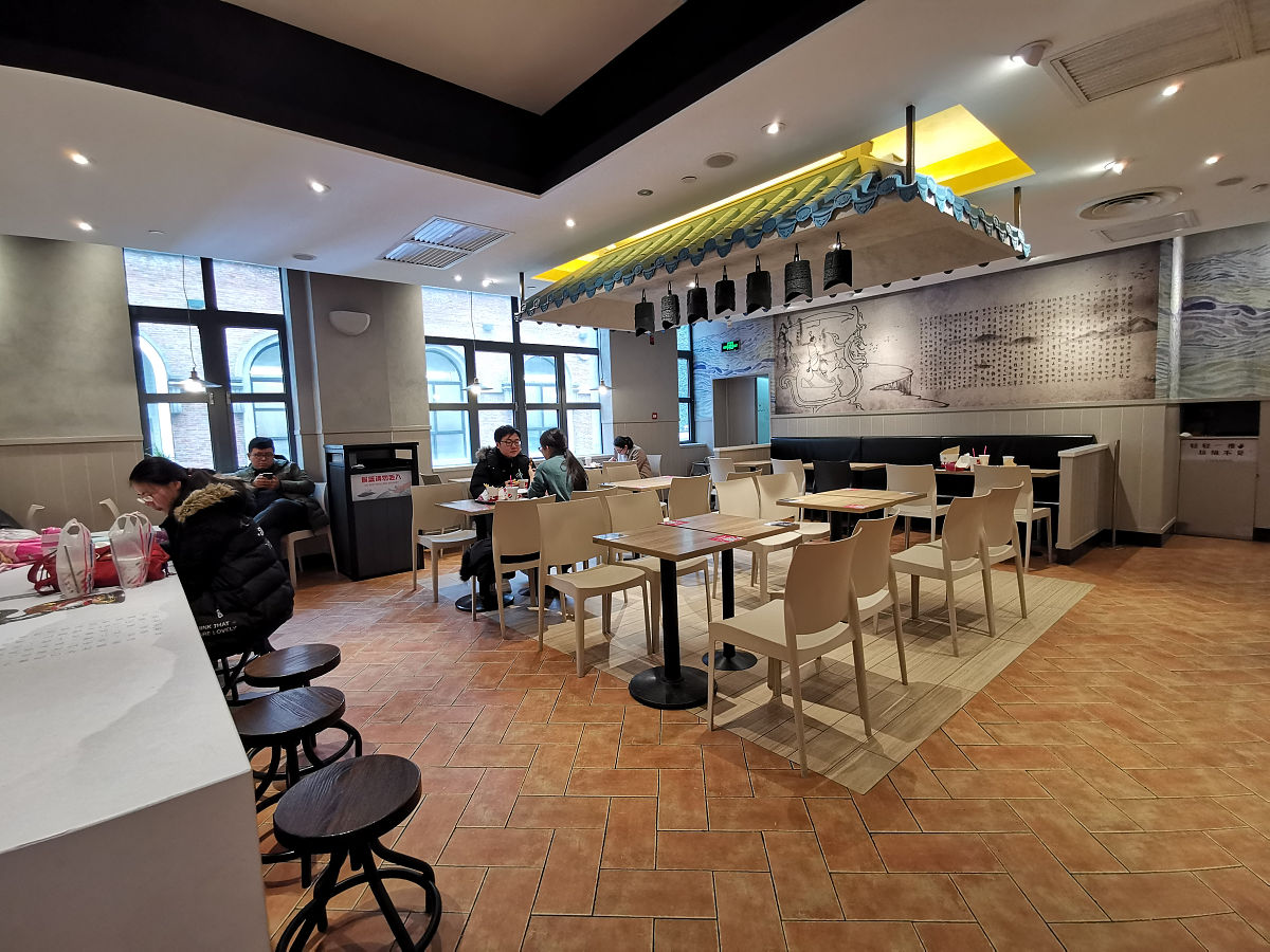 我想开餐馆应该考虑什么1 餐馆类型和菜单：确定餐馆类型和菜单以及目标客户群体。考虑到当地的饮食文化和市场需求选择适合的菜品和价格。2 地点和场地：选择适合的地点和场地考虑到交通便利性、人流量、租金和面积等因素。3 财务规划：制定财务预算和计划包括开支、运营成本、收入和利润等方面。此外还要考虑到融资和资金来源等问题。4 员工招聘和培训：招聘和培训合适的员工包括厨师、服务员和管理人员等。要确保员工具备