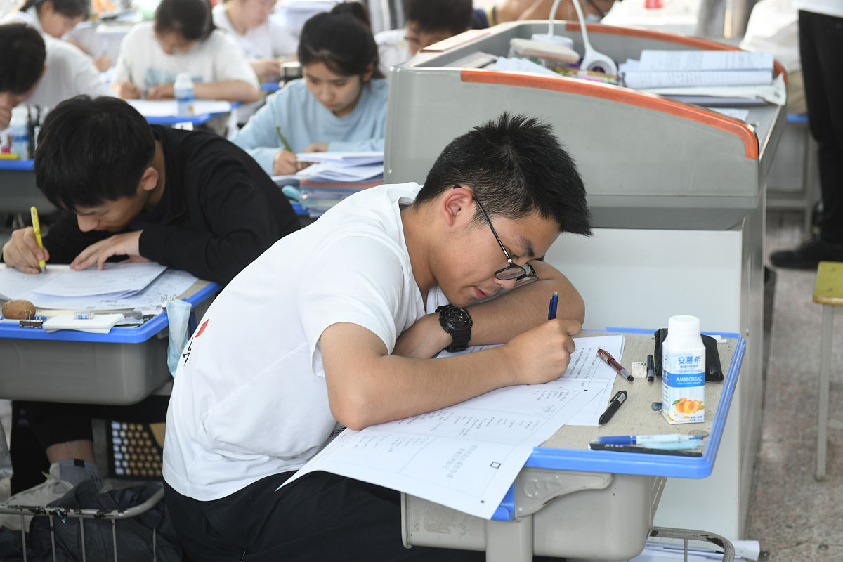 2021年6月3日,安徽省阜阳市第一中学高三年级的学生在教室内"埋头"学