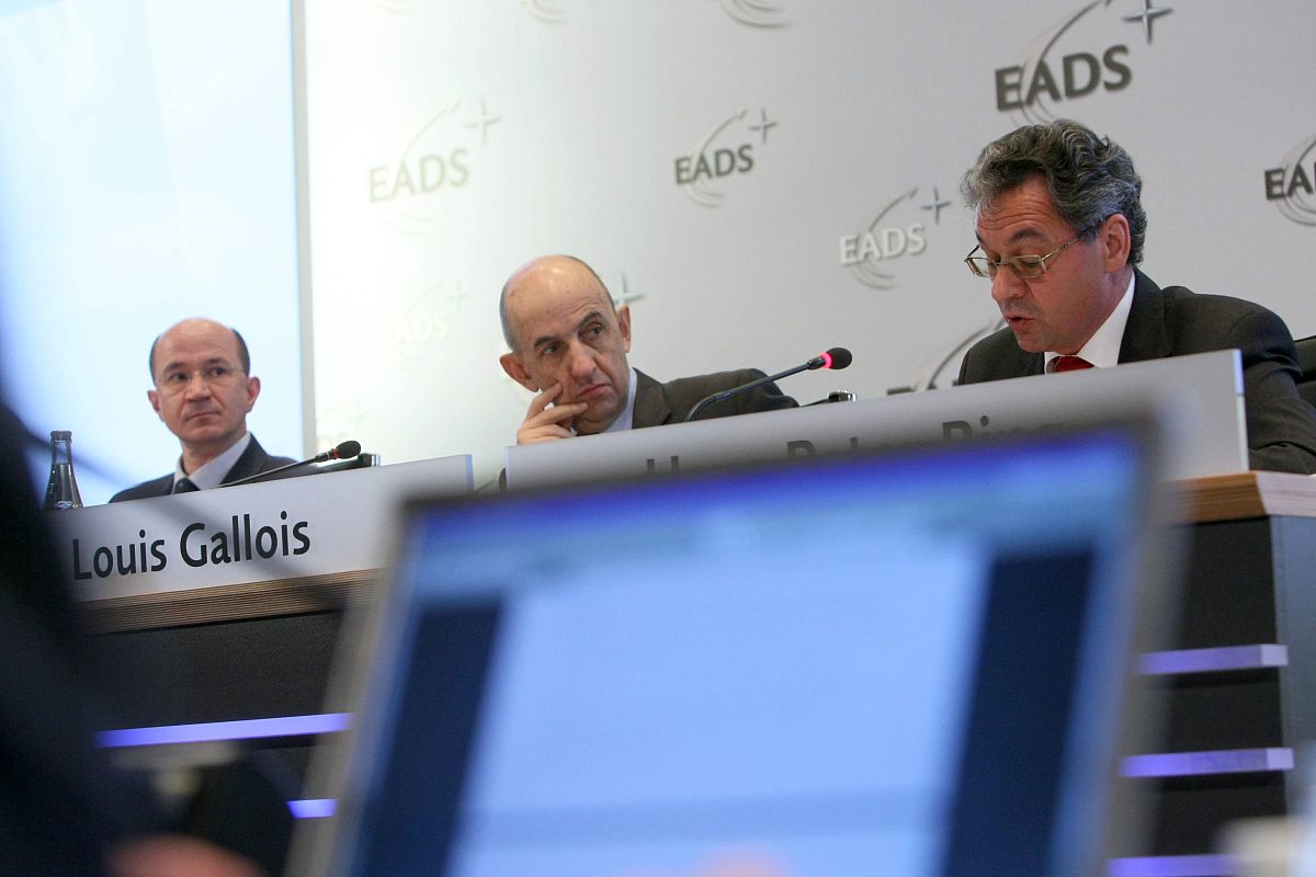 20世纪70年代后期巴菲特在股市疲软时大量买进了 的股票。 A、美国广播公司 B、通用食品 C、政府雇员保险公司 D、阿美拉达赫斯公司