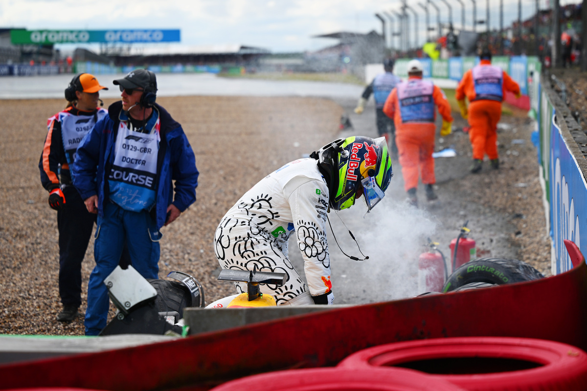 请翻译以下内容要礼貌并充满感谢：非常感谢我和我的团队成员将会在本月 15-24 号之间在欧洲停留此次我们前来 希望可以看到参加Dakar 的赛车北极星中国之前发布了招募车手共同参与 2024dakar的新闻很多中国车手对此十分感兴趣我希望可以代表这些车手参观您的车队及新的赛车以便回到中国更好的向这些车手介绍当然我们更希望见到勒布先生。