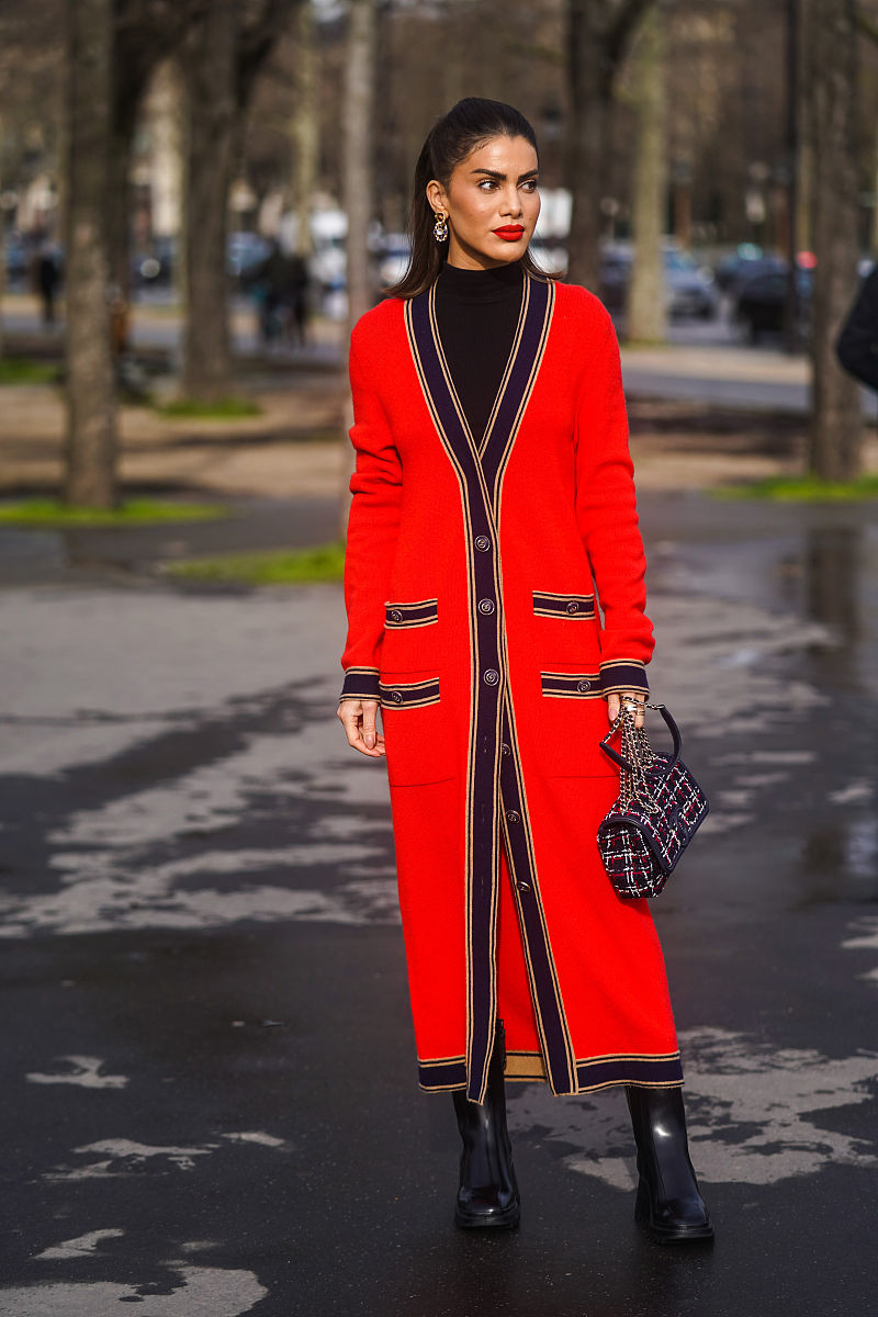 Experiment with more adventurous combinations like brown and black accented with a red belt 你还可以尝试更具前卫醒目的搭配比如棕色、黑色搭配红色腰带做点缀。这个中文翻译你觉得如何有什么优点