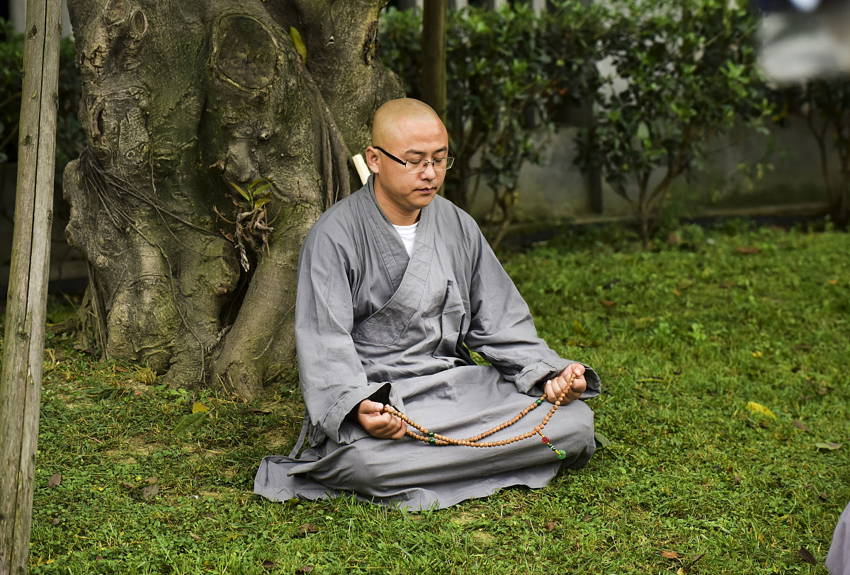 2015年11月19日,成都,大慈寺50多名僧众从春熙路出发,僧众们背包简行,