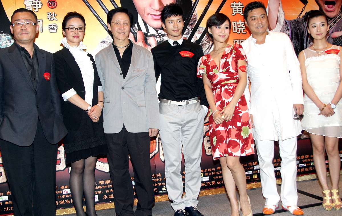 2010年7月6日,上海,电影《唐伯虎点秋香2》新闻发布会.周立波 黄晓明 