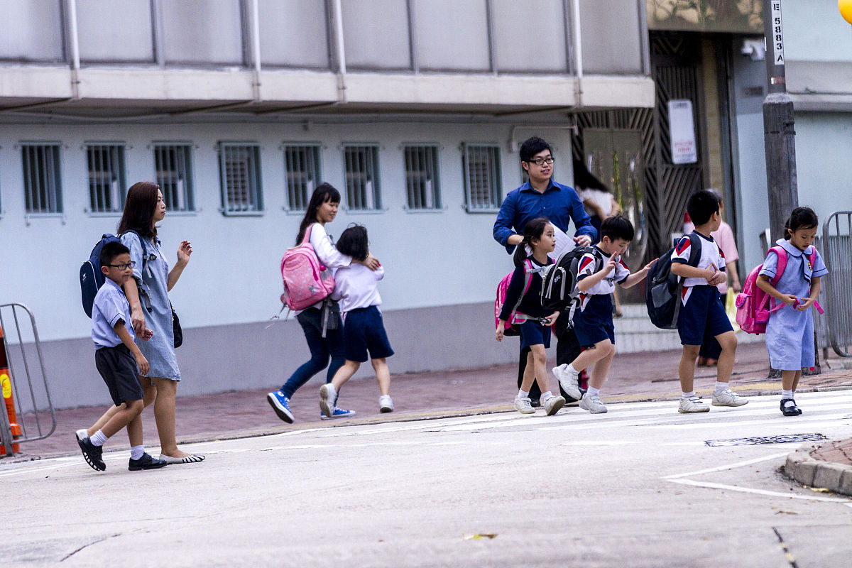 日本小学生照片：竞争压力与活泼好奇的双面性