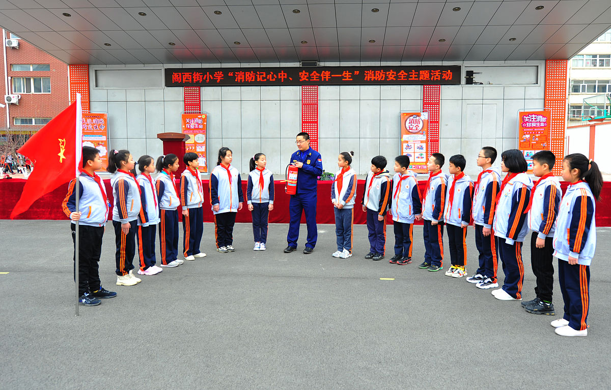 2021年3月26日,河北省张家口市宣化区消防队员为阁西街小学学生上消防