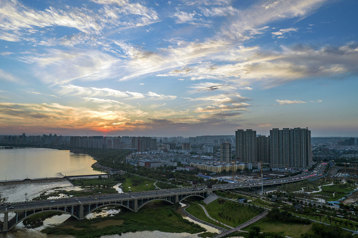 2021年9月2日,河南洛阳,绚丽晚霞漂浮城市上空.