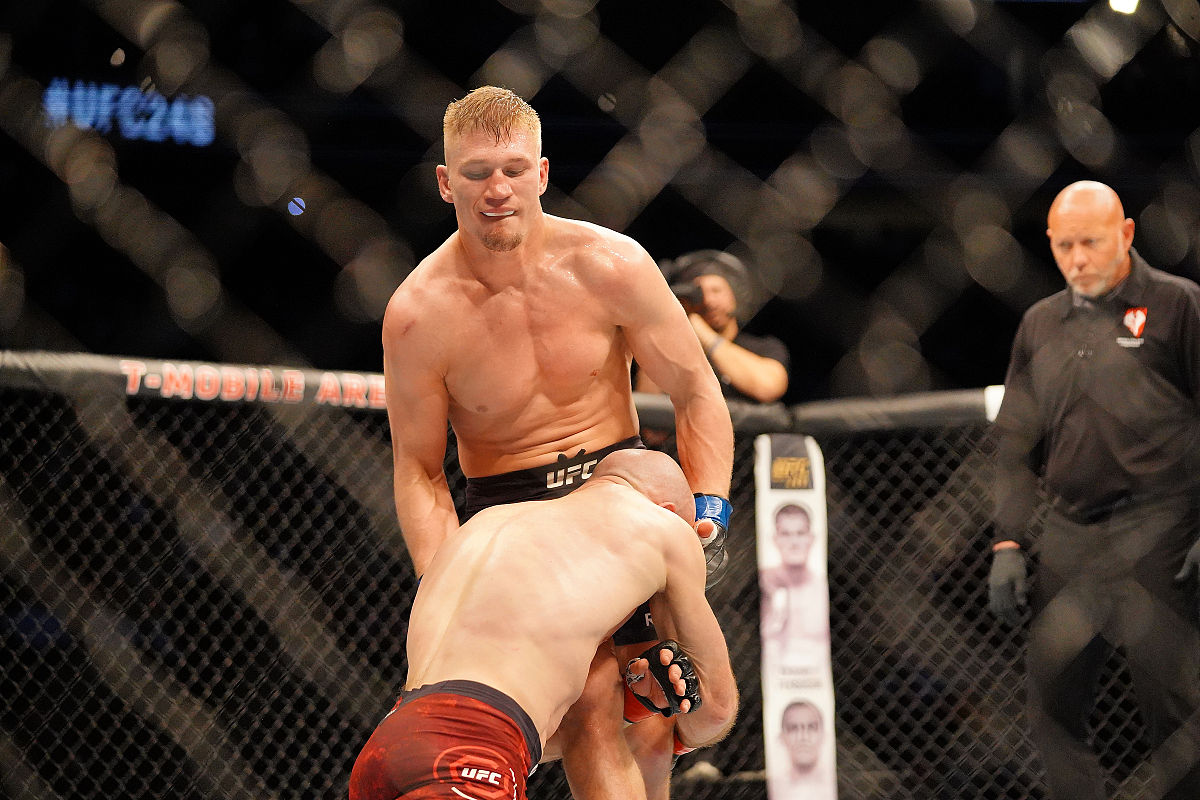 WWE巨人Omos大战小巨人Gargano，爆笑解说带你直击现场！