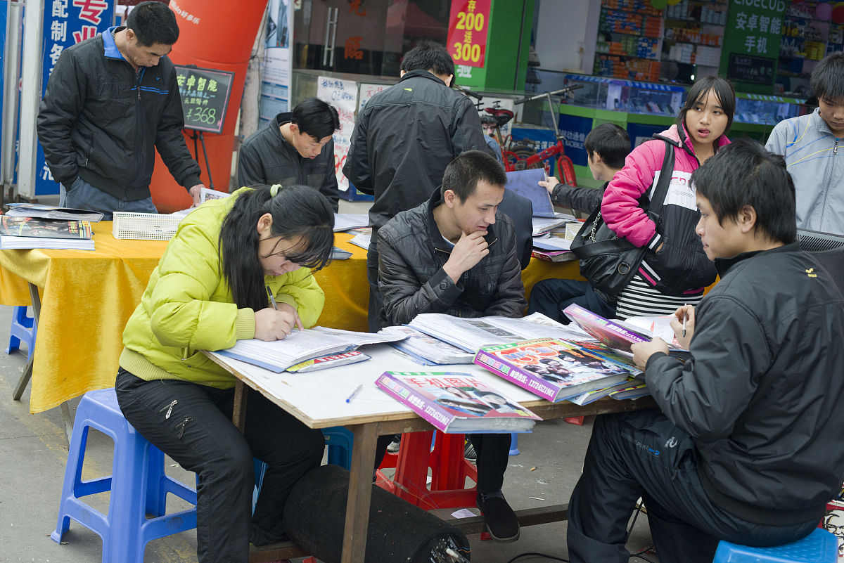 2013年1月1日,广东东莞,为手机下载电影和音乐.